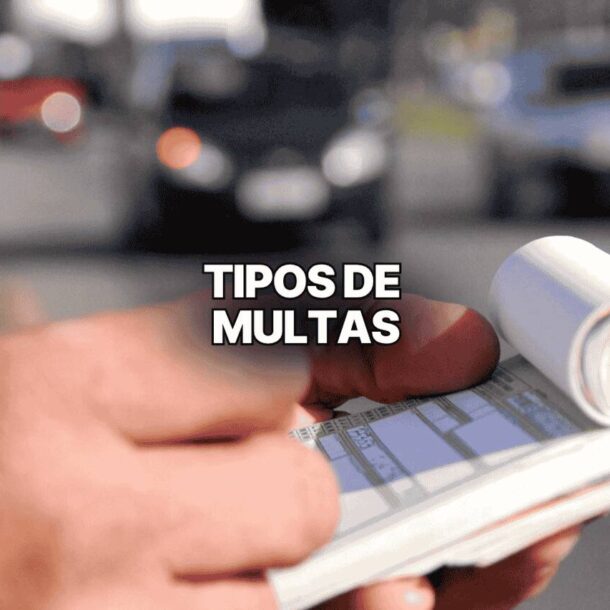 Pessoa preenche talão de infração de trânsito em avenida movimentada, com carros desfocados ao fundo e texto central “Tipos de Multas”.