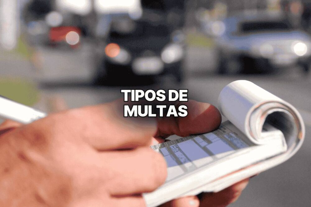 Pessoa preenche talão de infração de trânsito em avenida movimentada, com carros desfocados ao fundo e texto central “Tipos de Multas”.