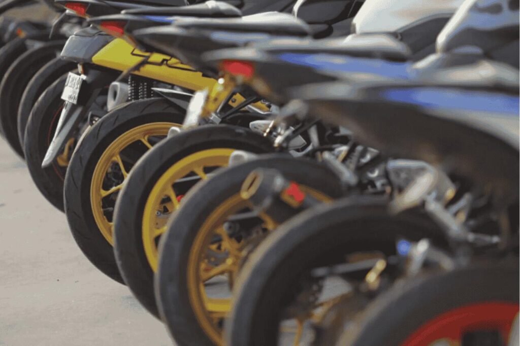 Imagem de motos estacionadas lado a lado.