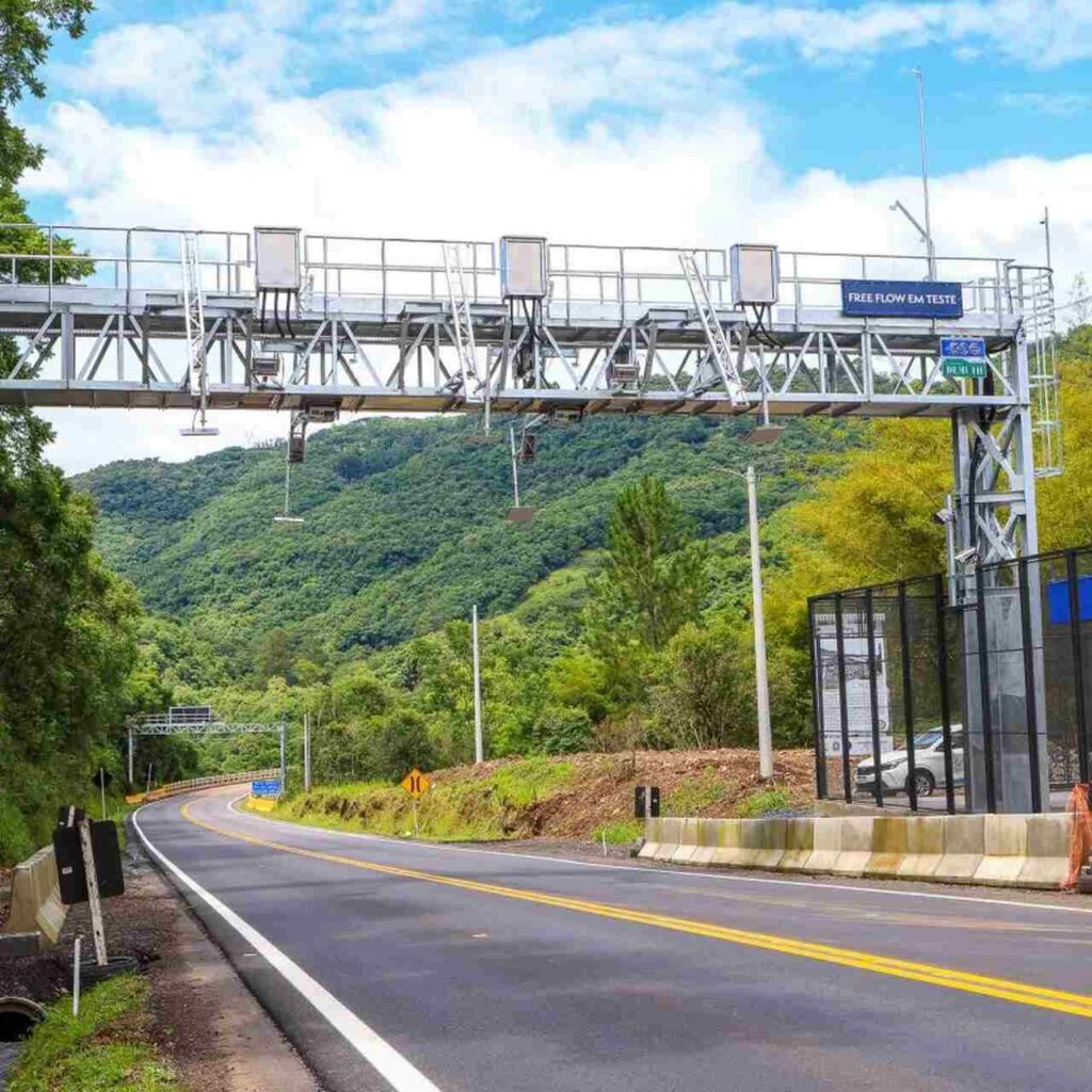 Imagem de um pórtico Free Flow CSG em rodovia do Rio Grande do sul.