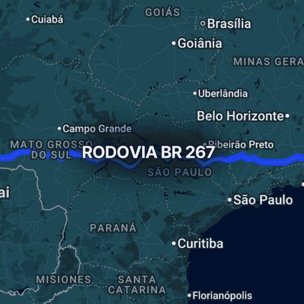 Mapa noturno com destaque para o trajeto da BR 267, rodovia que atravessa Minas Gerais, São Paulo e Mato Grosso do Sul, conectando cidades importantes e interseções com outras vias federais ao longo do percurso.