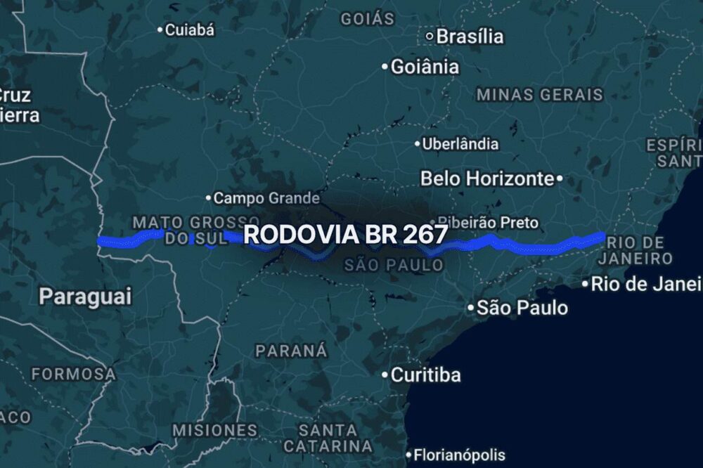 Mapa noturno com destaque para o trajeto da BR 267, rodovia que atravessa Minas Gerais, São Paulo e Mato Grosso do Sul, conectando cidades importantes e interseções com outras vias federais ao longo do percurso.