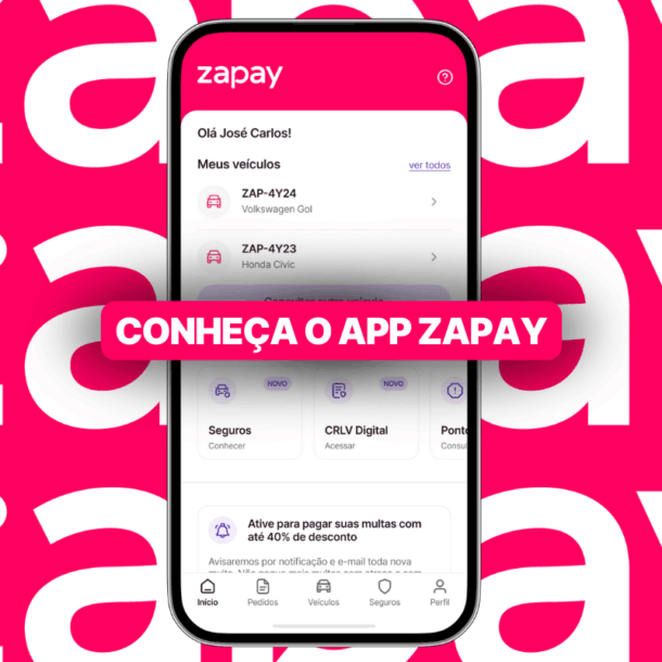 Smartphone exibindo a tela inicial do App Zapay com lista de veículos cadastrados e atalhos para seguros, CRLV digital e consultas, sobre fundo rosa com logotipo “zapay” repetido.