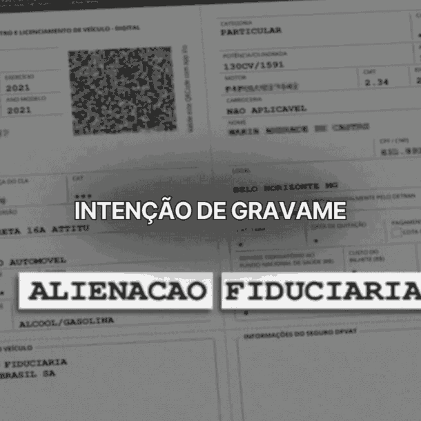 Documento digital do Certificado de Registro e Licenciamento de Veículo com destaque para a expressão alienação fiduciária, indicando intenção de gravame vinculada a financiamento bancário.