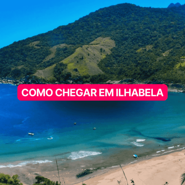 Vista panorâmica de uma praia em Ilhabela com mar azul cristalino, areia clara e barcos ancorados, cercada por montanhas cobertas de vegetação nativa sob céu azul; ao centro, faixa rosa com o texto “Como chegar em Ilhabela”.