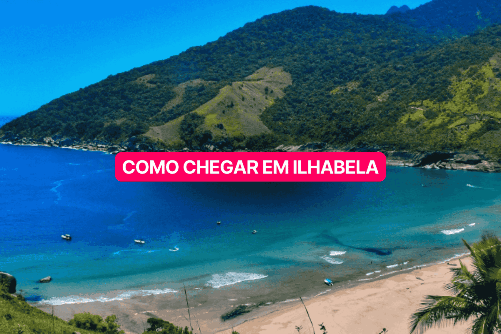 Vista panorâmica de uma praia em Ilhabela com mar azul cristalino, areia clara e barcos ancorados, cercada por montanhas cobertas de vegetação nativa sob céu azul; ao centro, faixa rosa com o texto “Como chegar em Ilhabela”.