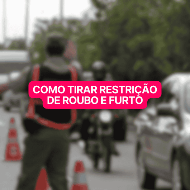 Agente de trânsito orienta motoristas em blitz de fiscalização urbana com cones laranjas, enquanto texto em destaque diz "Como tirar restrição de roubo e furto", relacionado a veículos com impedimentos legais.