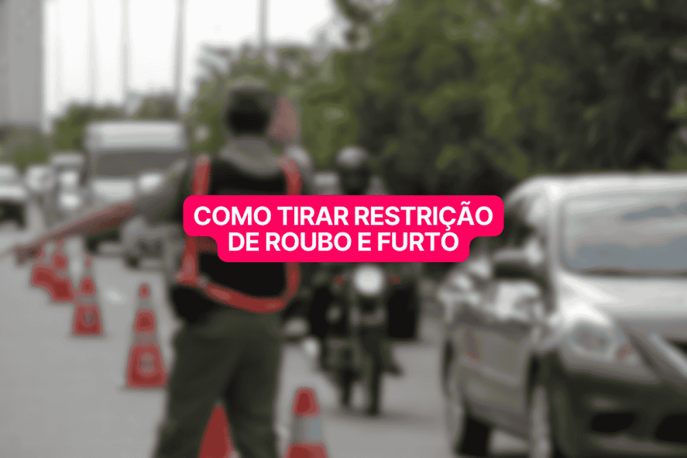 Agente de trânsito orienta motoristas em blitz de fiscalização urbana com cones laranjas, enquanto texto em destaque diz "Como tirar restrição de roubo e furto", relacionado a veículos com impedimentos legais.