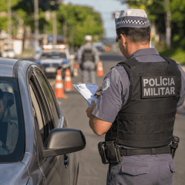 Motorista recém-habilitado segurando CNH provisória ao lado de carro em via urbana