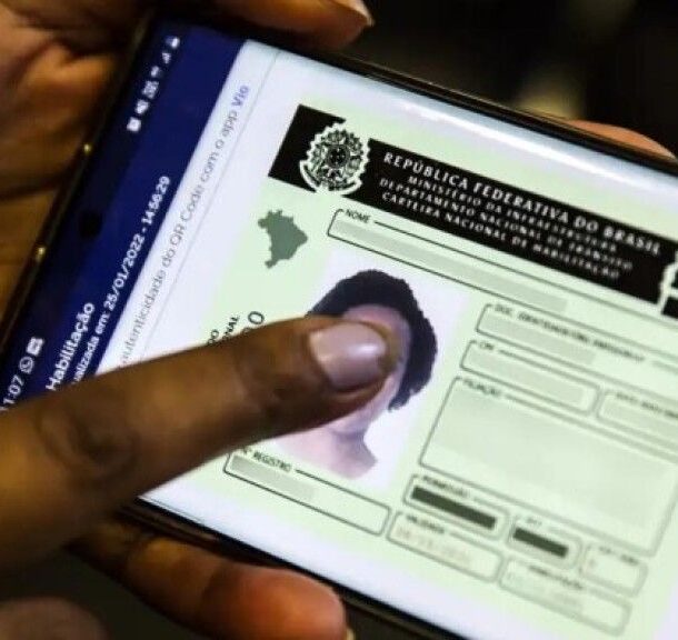 Celular exibe a Carteira Nacional de Habilitação em formato digital.