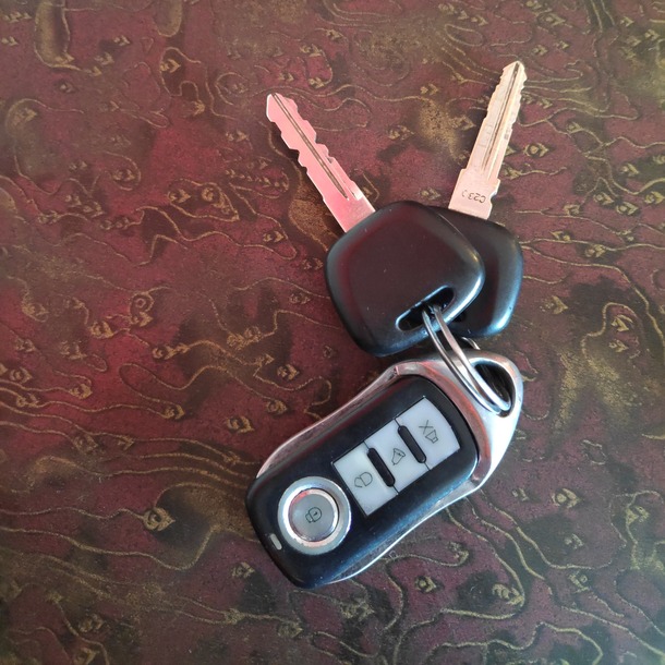 Chaves de carro representam o processo de transferência de propriedade do veículo.