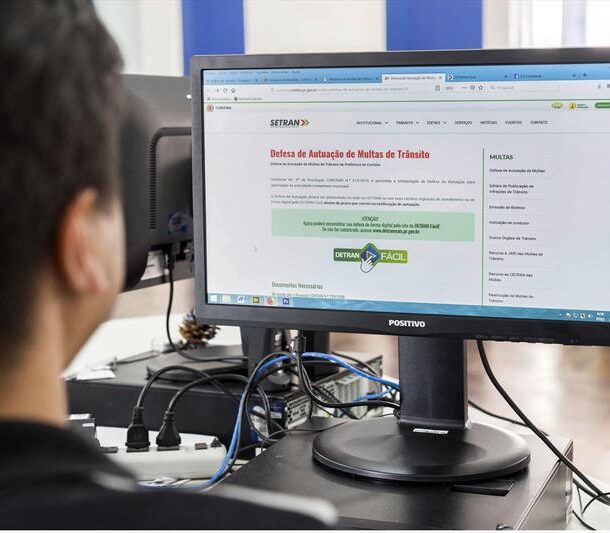 Motorista acessa portal online para apresentar defesa e recurso de multa de trânsito.