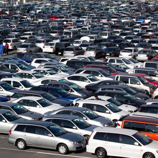 Pátio com diversos veículos disponíveis em leilão automotivo.