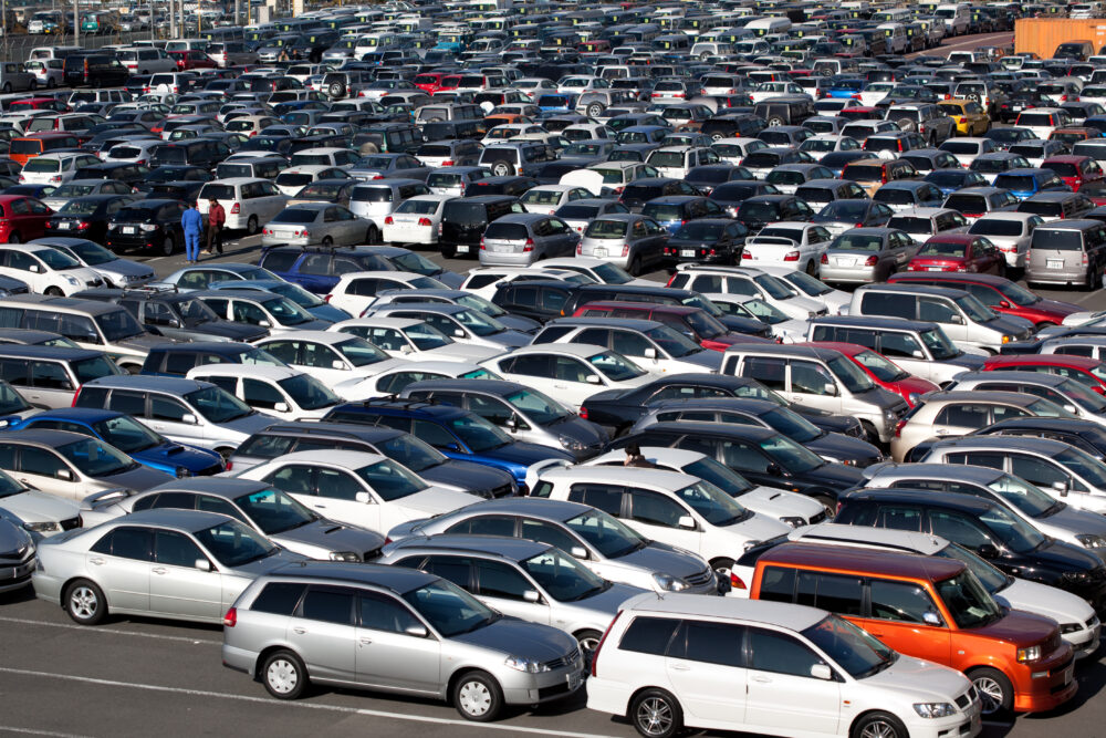 Pátio com diversos veículos disponíveis em leilão automotivo.