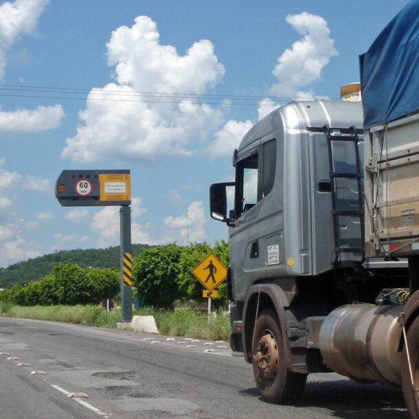 Lombada eletrônica registra e exibe a velocidade dos veículos em rodovia brasileira.