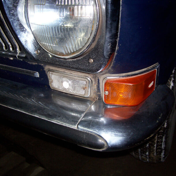 Detalhe da luz de posição dianteira instalada ao lado do farol do carro.