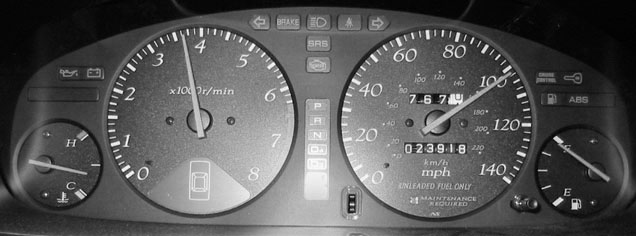 Luz vermelha de pressão do óleo acesa no painel do carro.