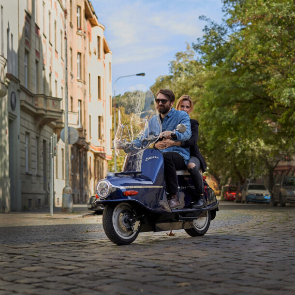 Motocicleta elétrica estacionada representa as regras de habilitação para o veículo.