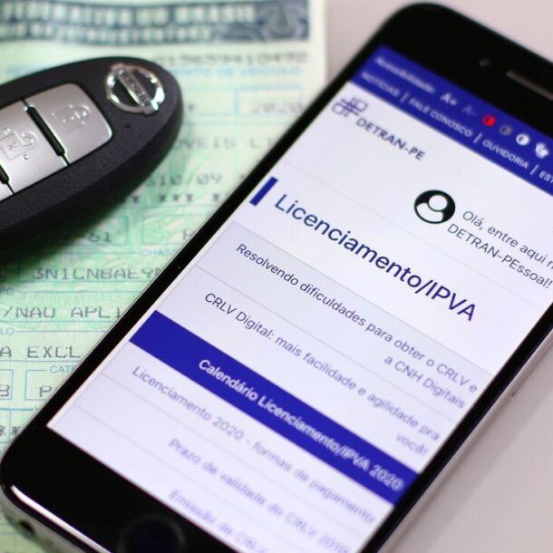 Chave do carro, documento do veículo e celular com consulta de IPVA e licenciamento.