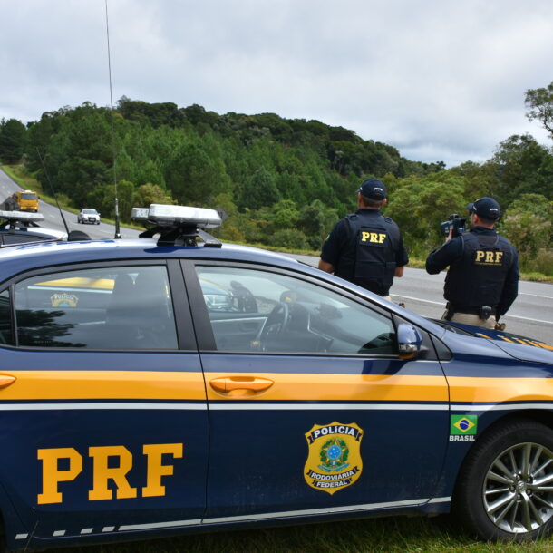 Agentes da PRF operam radar móvel durante fiscalização de velocidade em rodovia.