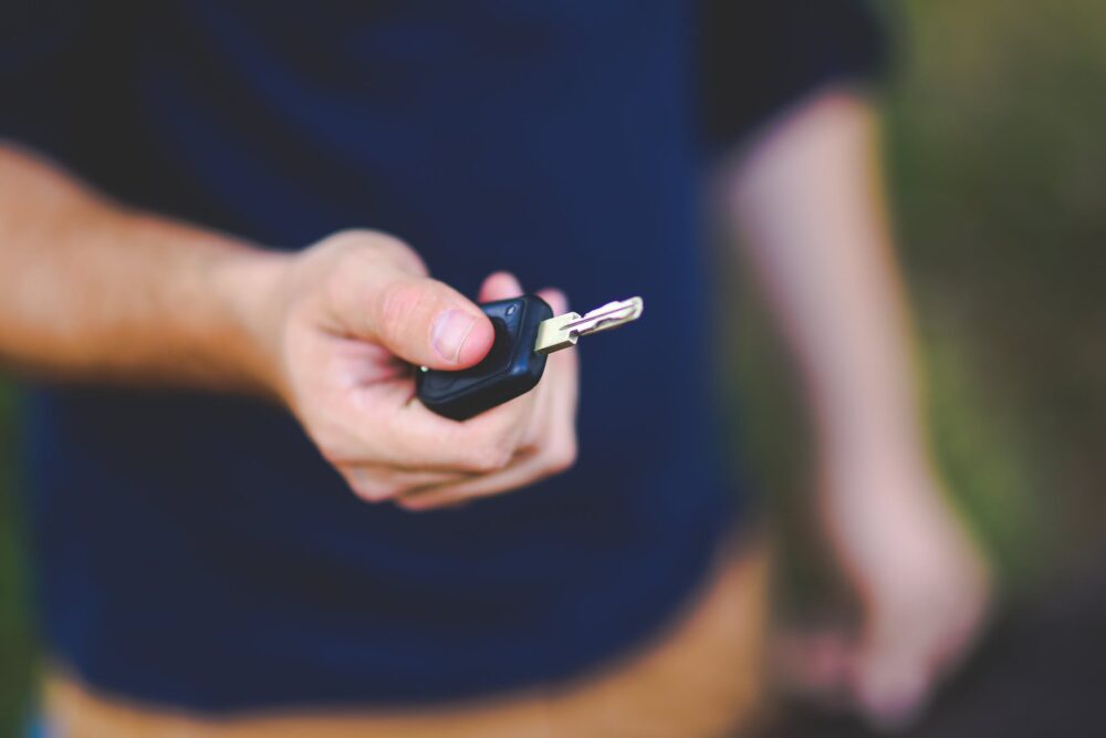 Representante de empresa recebe as chaves de um carro comprado com CNPJ.