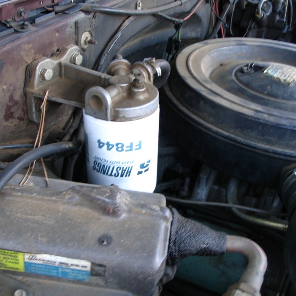 Filtro de combustível instalado no motor de um veículo a diesel.