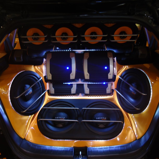 Porta-malas de carro equipado com alto-falantes para som automotivo de alta potência.