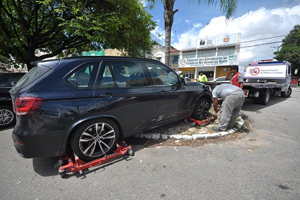 Veículo sendo preparado para remoção em situação de busca e apreensão