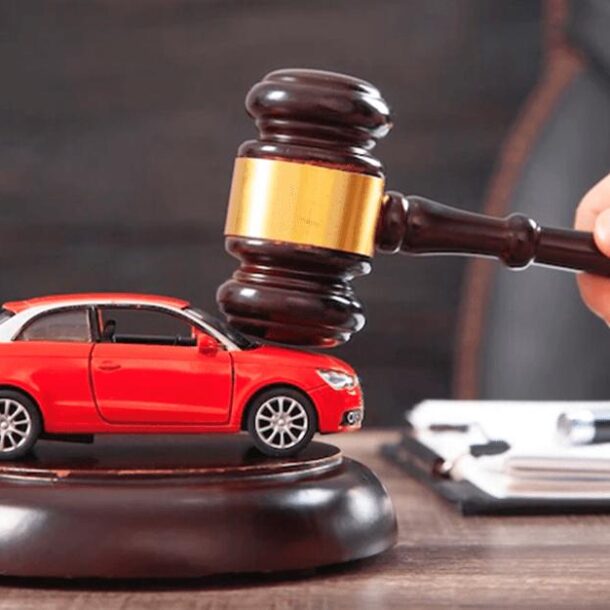 Miniatura de carro financiado sob um martelo judicial, representando dúvidas sobre penhora e bloqueio do veículo.