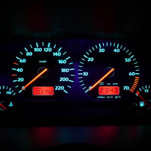 Painel do carro iluminado com luzes de advertência durante a condução.