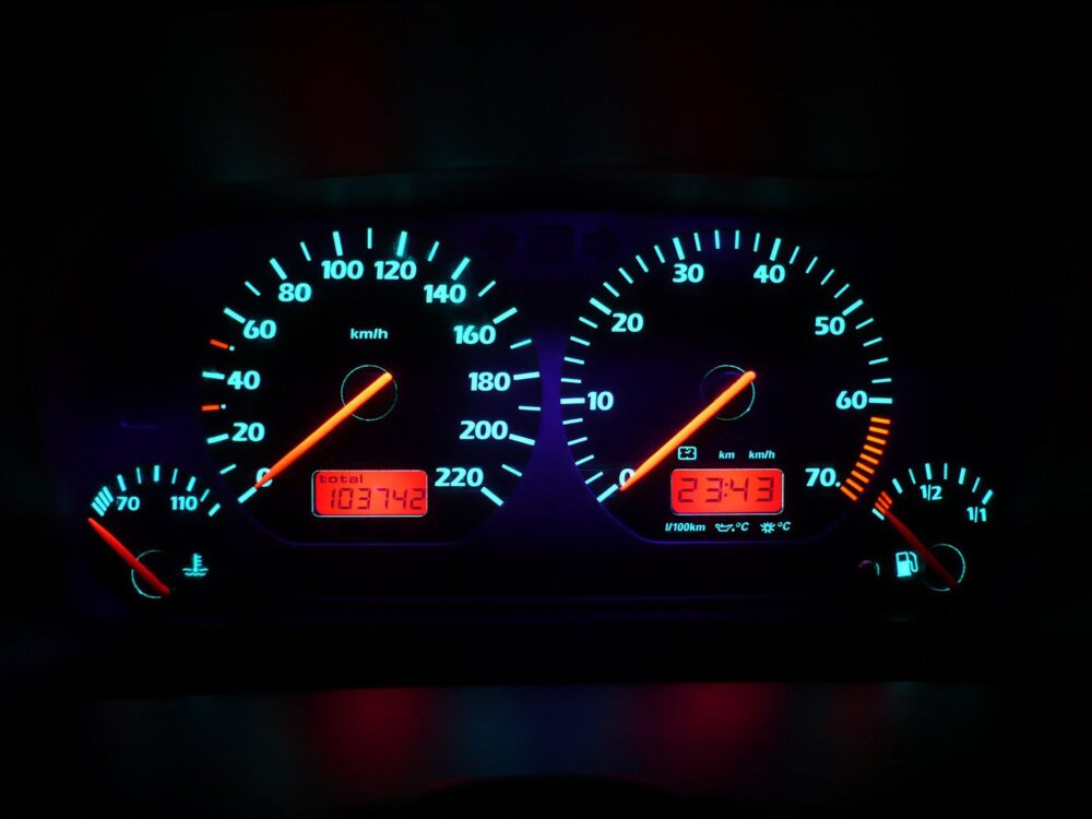 Painel do carro iluminado com luzes de advertência durante a condução.